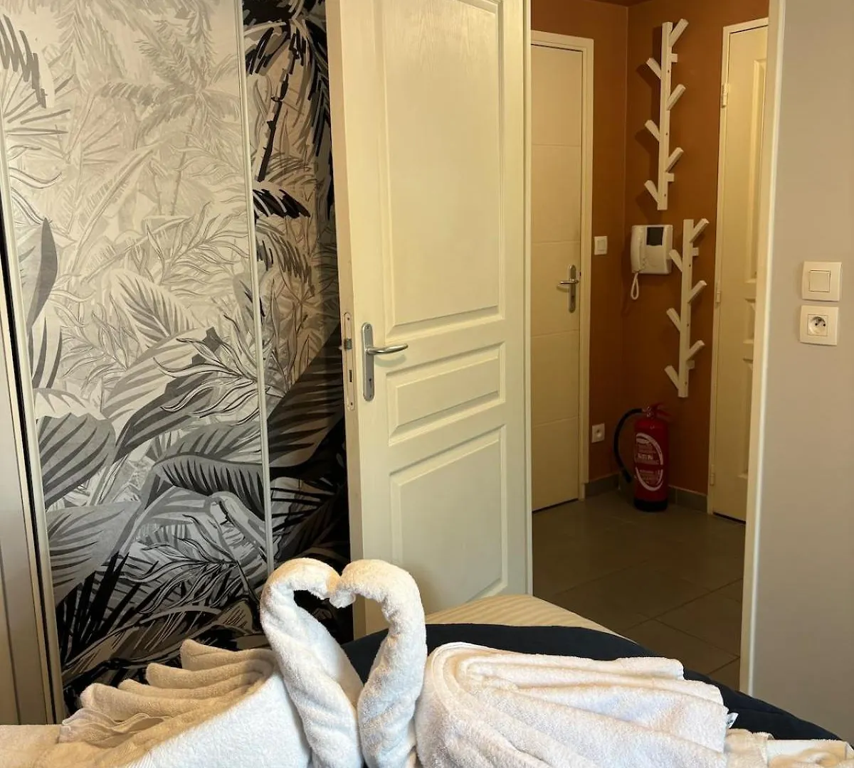Retro-Chic Elegance With Terrace Near Tramway Apartment Saint-Priest  France