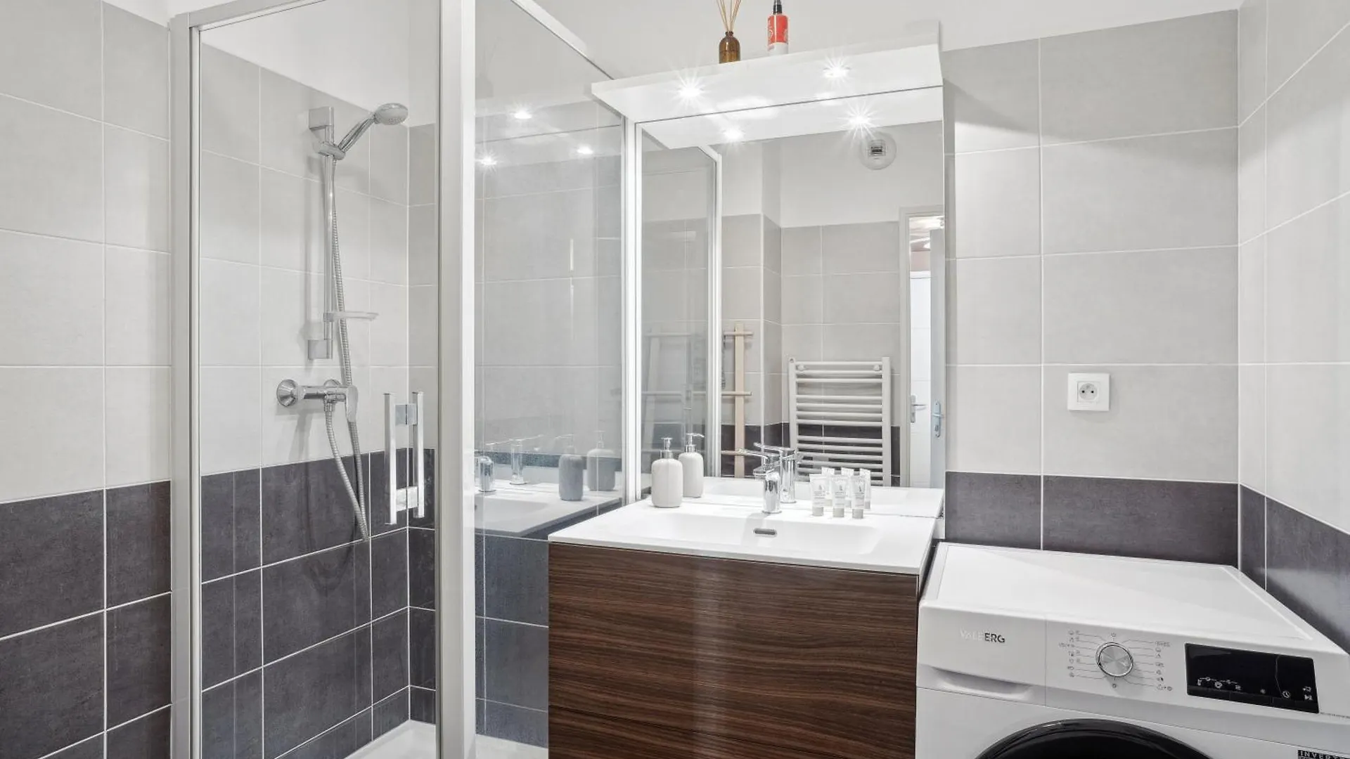 Retro-Chic Elegance With Terrace Near Tramway Apartment Saint-Priest  Saint-Priest (Rhone)