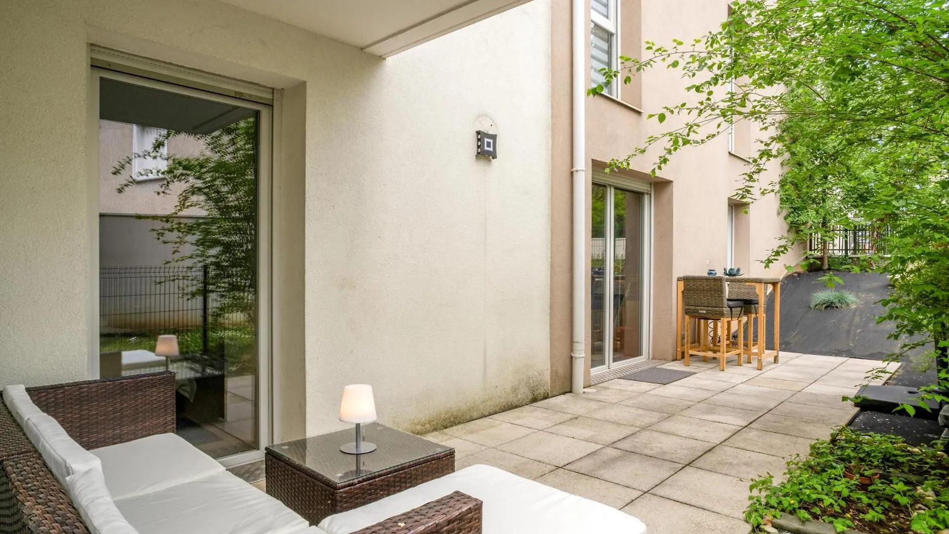 Retro-Chic Elegance With Terrace Near Tramway Apartment Saint-Priest