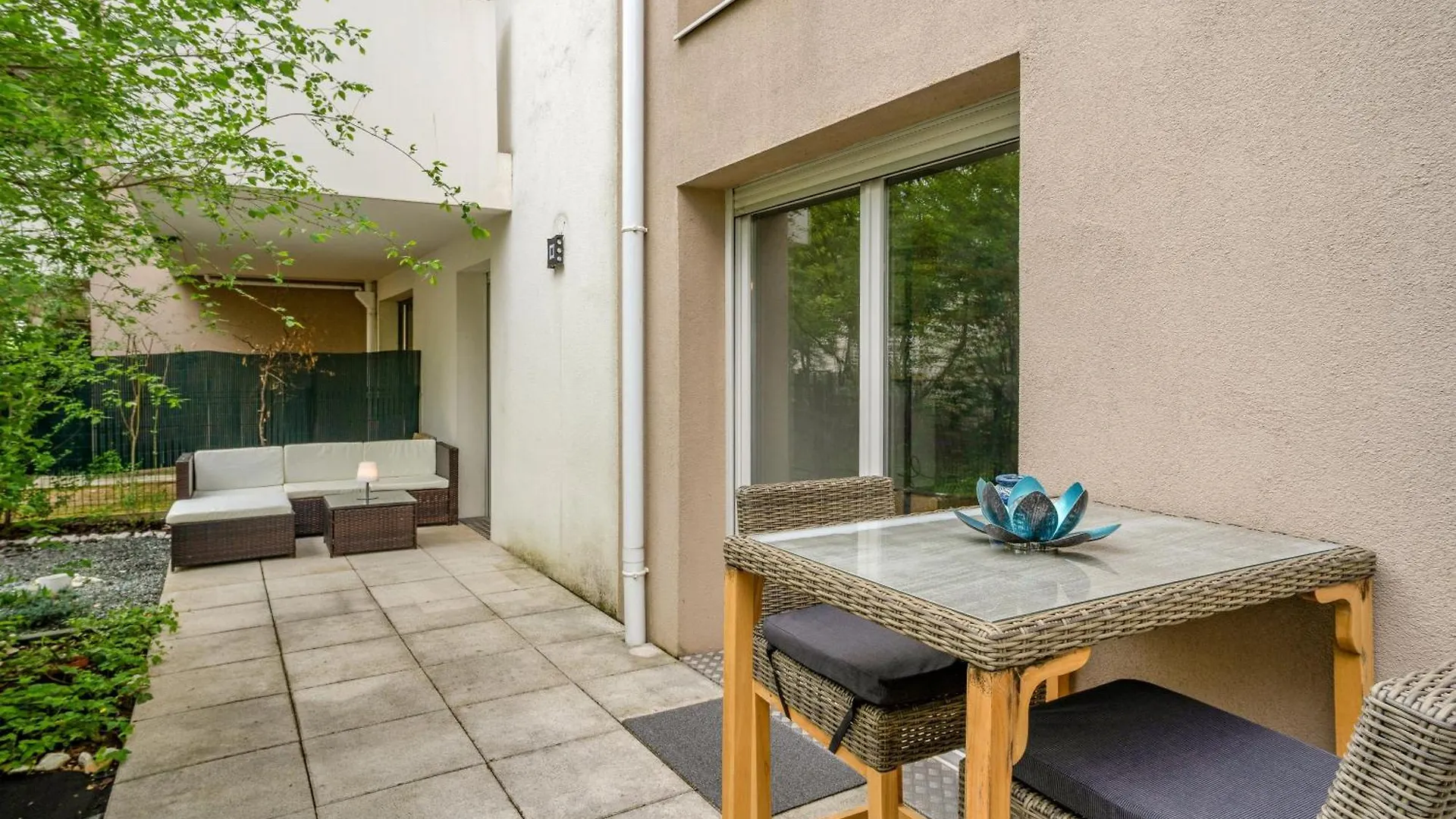 Retro-Chic Elegance With Terrace Near Tramway Apartment Saint-Priest  France